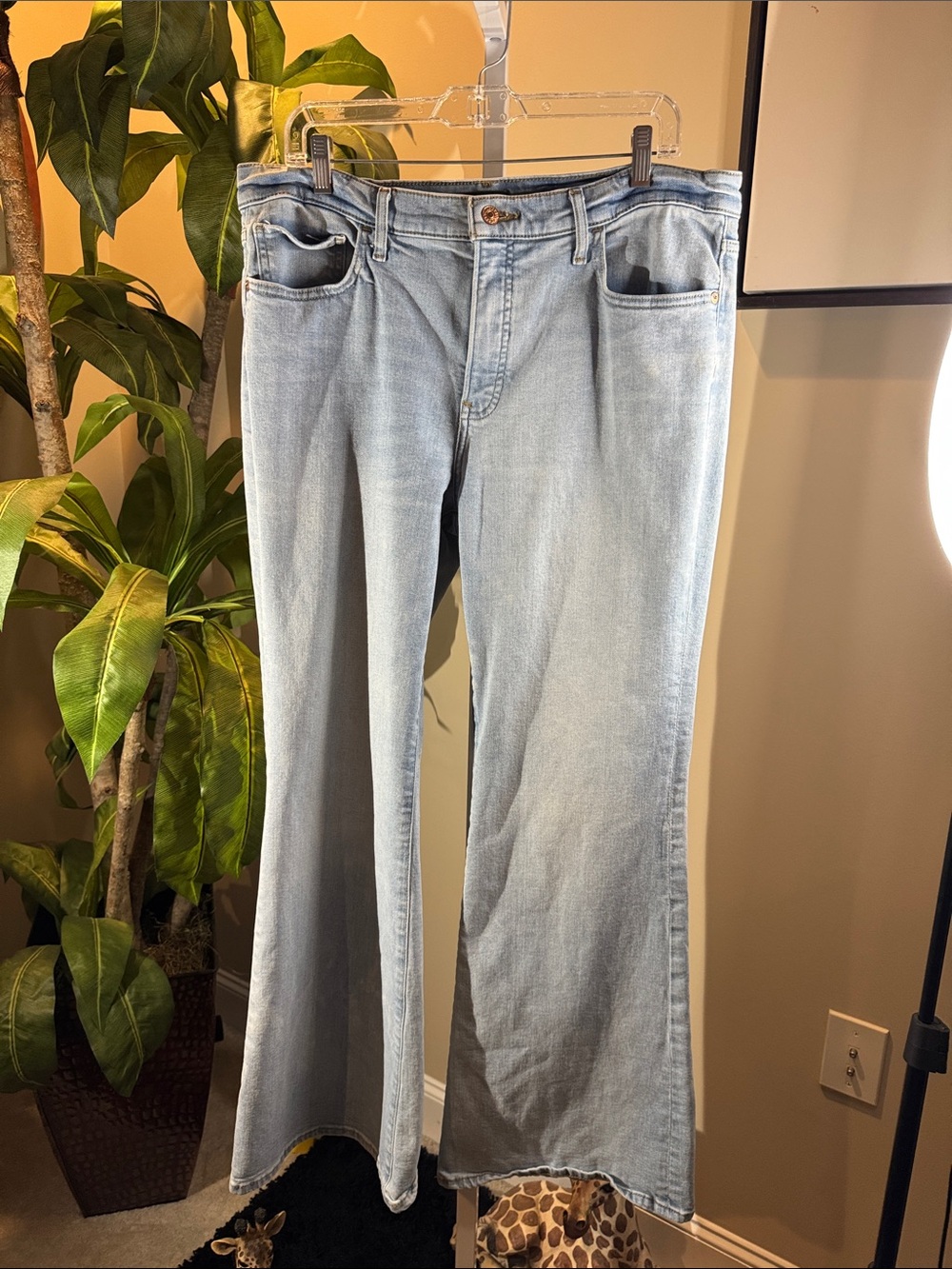 Light Wash Women's Jeans — Casual Straight-Leg